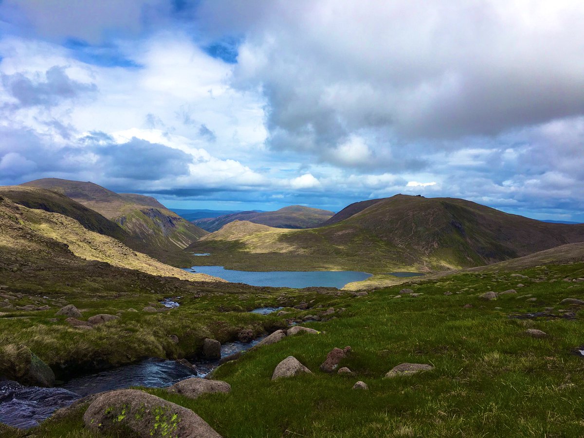 Loch Etchachan is one of our favourite places in Scotland. It takes a little bit of effort to get there, being in the middle of the Cairngorms but the walk in is simply stunning 😍
A fantastic location for any type of service 🥰 #outdoorwedding #honeymoons #Cairngorms