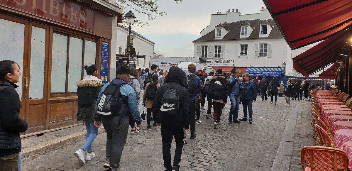 Cette première journée à #Paris pour les 3eme F du <a href="/ClgDiderot/">Collège Diderot</a> <a href="/diderot25/">RéseauDiderot25</a> <a href="/acbesancon/">Académie de Besançon</a>  est riche en découvertes. Après le #SacréCoeur, les voici à #Montmartre #PlaceduTertre