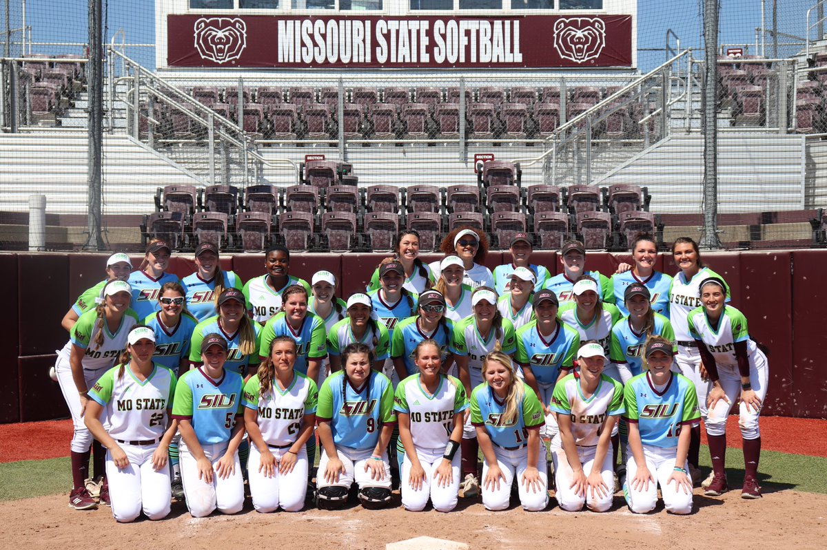 MoStateSoftball's tweet image. Huge thank you to Southern Illinois for wearing green jerseys with us today to raise awareness for organ donation! 

#DonateLife 💚