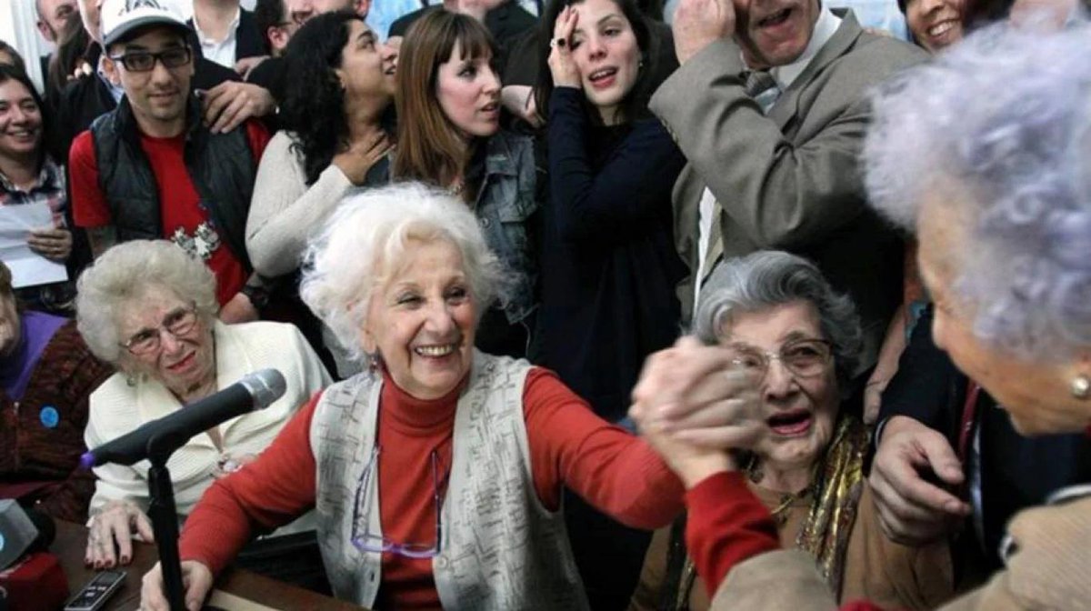 hijosbarcelona's tweet photo. @martin_moze @abuelasdifusion @La_Imposible @hijos_capital @espacio_memoria @MontenegroViki @pietragallahora @Irene_Montero_ @JuanDiegoBotto @AdaColau @G_Pisarello @HiginiaRoig @Jaumeasens @pablogentili Bienvenida #Nieta129 en España
Conferencia de prensa
Abuelas de Plaza de Mayo @abuelasdifusion incansables mujeres luchadoras!
https://t.co/0L9Jns0Fjg
Transmite @La_Imposible @hijos_capital #Hermana129
#LaMemoriaVenceAlOlvido
La Verdad vence al silencio
#ElAmorVenceAlOdio https://t.co/Btf6u4e5sK