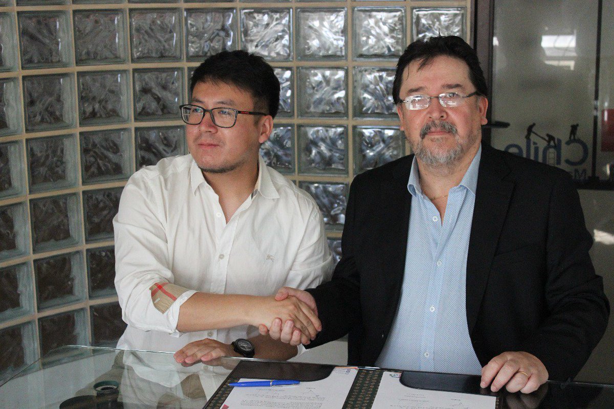 Asexma's tweet photo. Siguen las buenas noticias para nuestros socios. Nuestro gerente general, Marcos Illescas Campos  firmando acuerdo de cooperación estratégica entre #Asexma Chile A.G y Far East Cable con la finalidad de trabajar en conjunto y desarrollar convenios de trabajo para sus aliados. https://t.co/97iK1yHafG