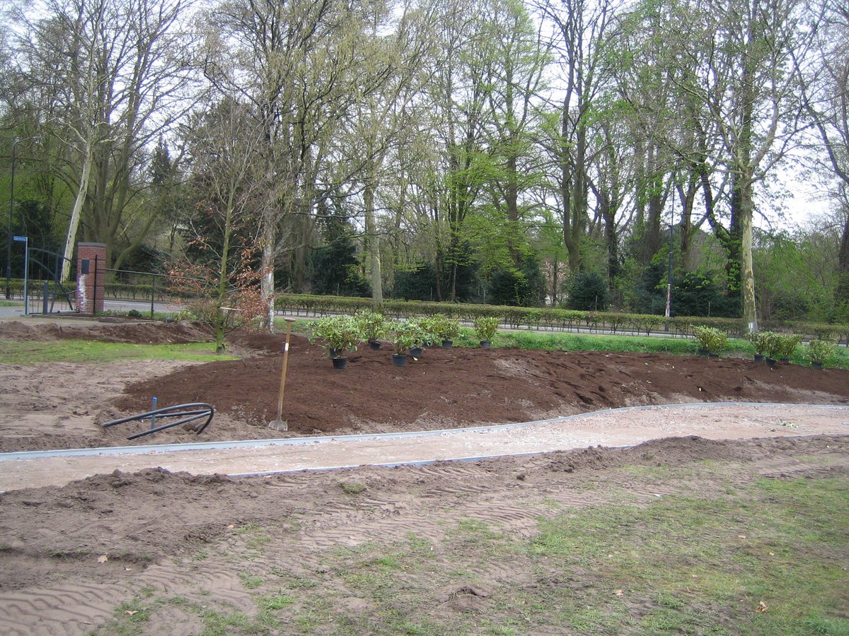 parkglorieux's tweet photo. De perken met #Rhododendron zijn aangeplant en nu compleet.  #ParcGlorieux #ParkGlorieux #Mariaoord #rijksmonumenten #Vught https://t.co/Ws9uhgm90K