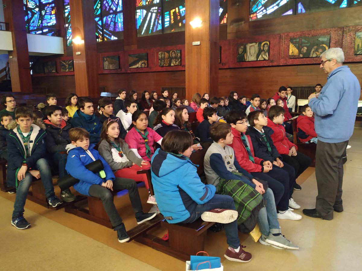 Este sábado todas las unidades tuvieron una reunión en el colegio. Antes de empezar estuvieron en la iglesia compartiendo unas palabras con el Padre Lillo en el momento de la oración. Después aprovecharon para ultimar los detalles de cara al campamento. ¡No falta nada!