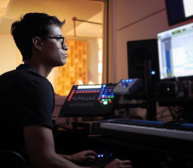 tonysuccar's tweet photo. Horas y más horas... full cansancio, pero el mejor premio es escuchar cuando todo está ya todo terminado. Can’t wait for you guys to listen to all the new music #newalbum #newmusic #comingsoon #fullquality #studiolife #producerlife https://t.co/niy2m8srGx https://t.co/QAyQ0ELhtV
