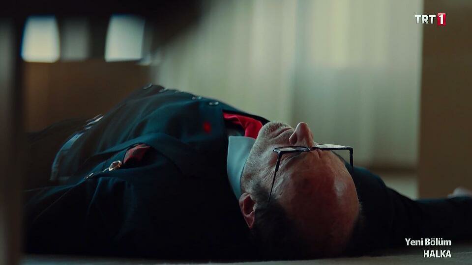 Bu nasıl bölüm sonuydu yine, tsunami gibi yükseldi yükseldi ve hepimizi yutuverdi. Cengizhan'ı daha derine çekmiş olabilir yalnız. Artı bir de enfes oyunculuklar izliyoruz, enfes. Emeklere sağlık. #Halka #HalkaGizemi