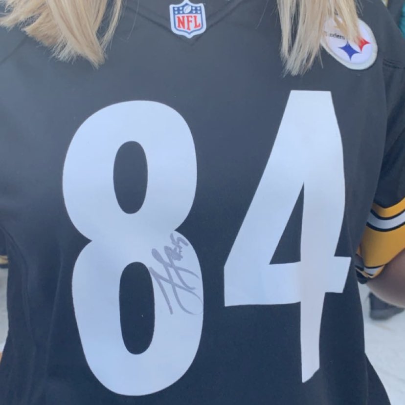 D_Cowan45's tweet image. Yo @TeamJuJu you signed my little sisters AB Jersey after the Jacksonville win, we need an updated signed juju jersey bc we don’t want this one anymore 😂😇 #HookUsUp