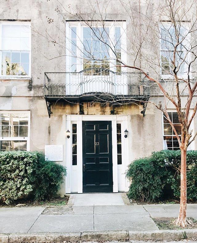 abitofchs's tweet photo. Moody Monday scene ⁣
⁣
#abitofcharleston #charleston #explorecharleston #doorsofcharleston #historiccharleston #southofbroad #charlestonarchitecture #homeandgarden #housebeautiful #sltravels #goopgo #visitcharleston #traeldeeper #southernlivingmag #slhomes #southernhomemag #… https://t.co/O6Dc5QeQXG