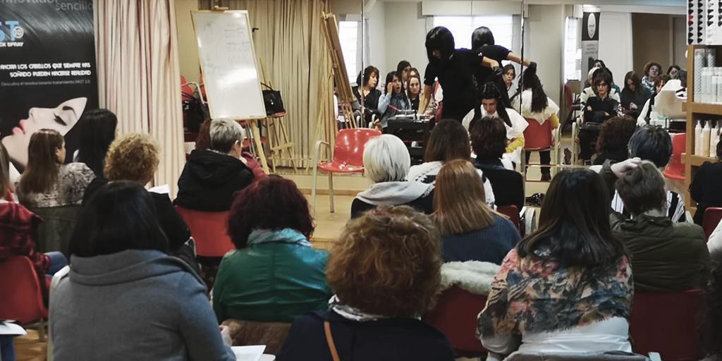 Drizaoficial's tweet photo. ¡Evento #Driza - #Cosméticaprofesional para el cabello en #Galicia!💙 Gracias por confiar en nuestra técnico Inés y en nuestros #métodosprofesionales para el cabello 👏 ¡Ha sido todo un placer!

#Driza #estilistas #peluquerías #salonesdebelleza #pelosano #productospelo #cosmetics https://t.co/ou7L3R2lBP