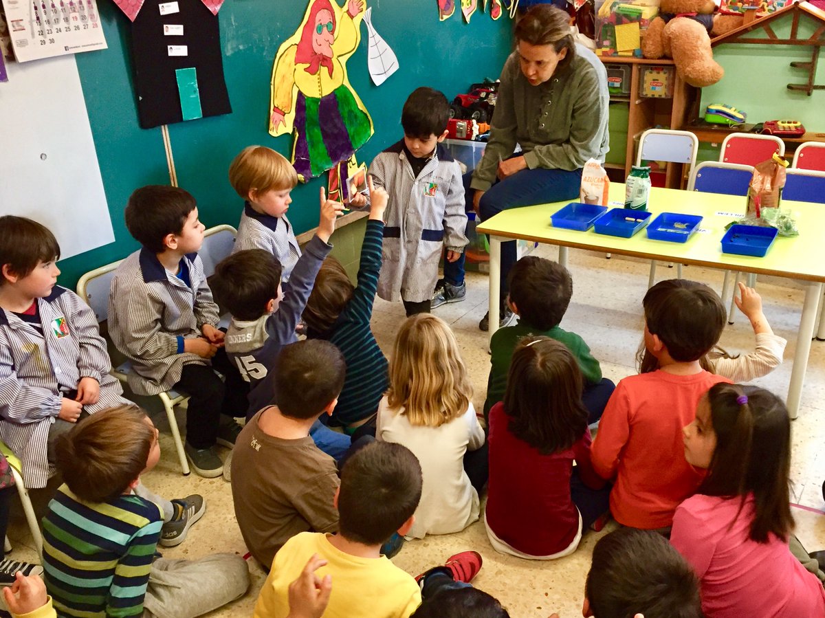 EINF: Els alumnes de P3 han preparat una activitat per treballar el sentit del gust per als seus companys de P4 i P5. Dolç, salat, àcid, amarg... què divertit!! Quins grans mestres els més petits de l’escola!! #aprenentdelspetits @colsantmiquel #projectecuinaialiments #Creixem