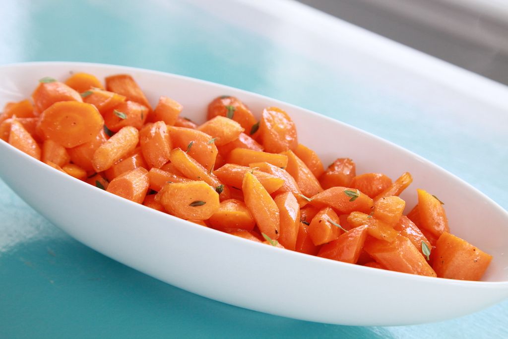 AtHomeWithShay's tweet photo. Only 4 ingredients!!!  Sweet Thyme Carrots 🥕🥕 very easy to make &amp; taste amazing.  Sweet, buttery &amp; herby. Great for a crowd too- for #Passover or #Easter😉 Here's a link to the recipe https://t.co/TUZ53yX2qS or you can use the search tool https://t.co/Rd8t2lhD8d #easyrecipes https://t.co/40BKHEgPiU