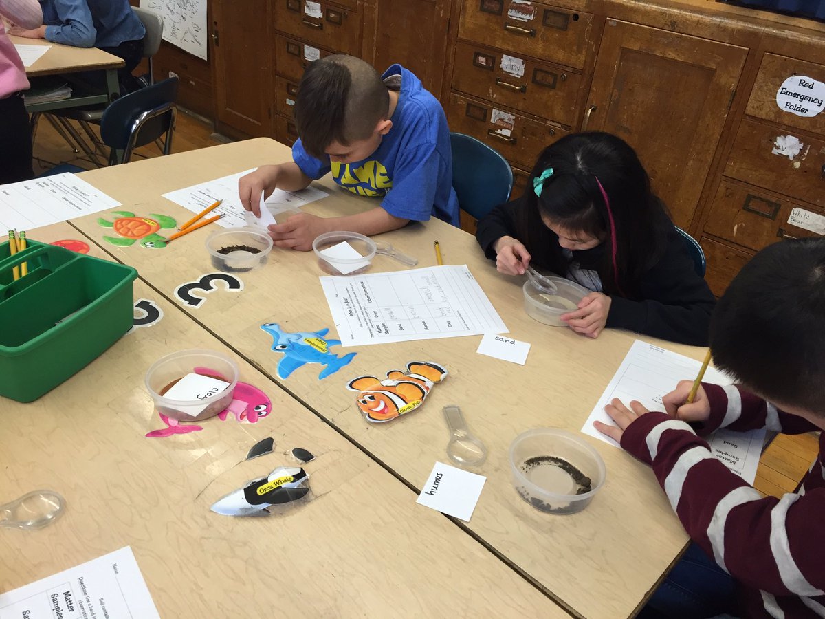 MrsSimmons159's tweet photo. Examining different soil samples with 2-222! #159scientists @PS159_Q @RodriguesPS159 https://t.co/sIOlJ3dE0c