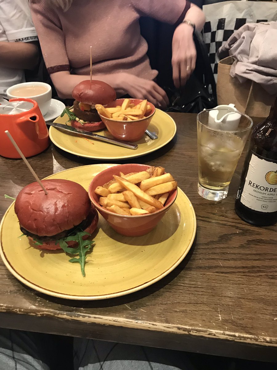 LauraCannon97's tweet photo. @giraffe never lets us down 🤪🥰💓 perfect ending to a perfect day 🌟 https://t.co/FnNibegkWz