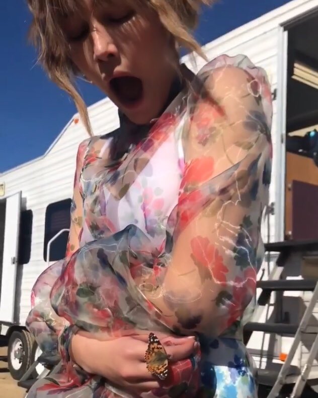 FANderWaalNews's tweet photo. From @GraceVanderWaal on IG; "Is this good luck…"?
Well, Grace, the 🦋: definitely good luck!
The 🏃🏼♀️: not so sure 😁😉
(One has to love her openness)
#ChooseKindness
—————
Enter our #SpringMusicCelebration and win cool Merch!
Now until April 20th at https://t.co/2Dmr4nYf5a https://t.co/06HBUt7t2J