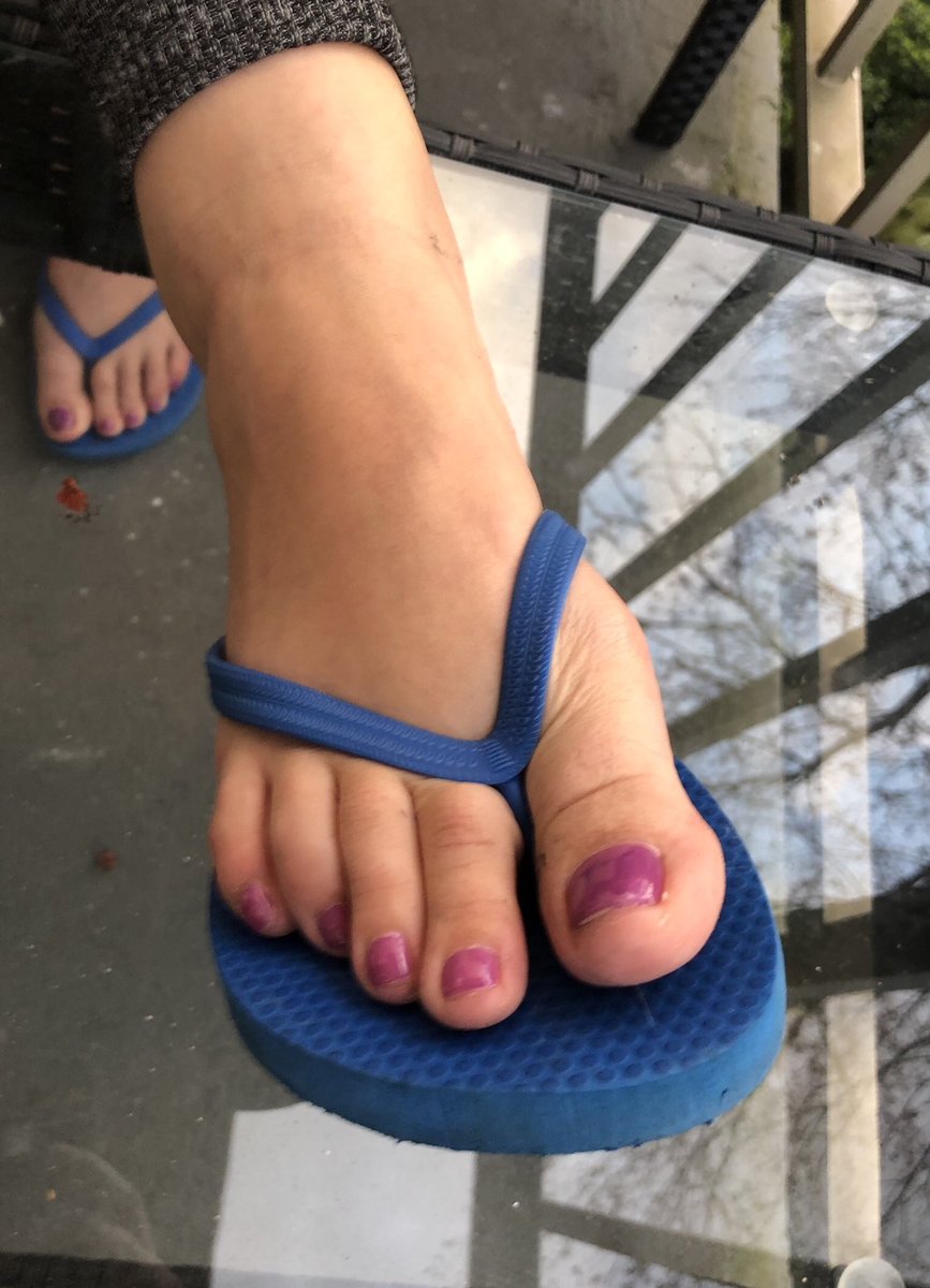 mcsolemates's tweet photo. Enjoying a cig together and hanging outdoors....with feet! https://t.co/J5SaWTdLA8