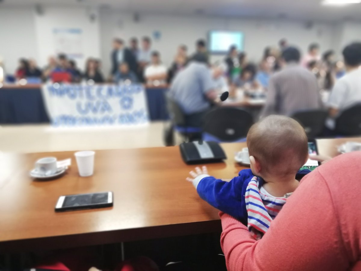 hipotecadosuva's tweet photo. Familias preparadas en la Comisión de Vivienda de Diputados. Los #HipotecadosUVA venimos por una #LeyDeEmergenciaUVA para #PagarNuestrasCasas. https://t.co/IOxZfQhXyg