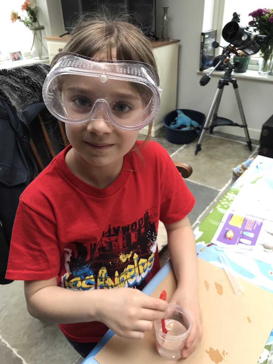 CarolynHellicar's tweet photo. What to do on a wet and miserable Easter holiday? Science of course! #makingbathbombs #growingcrystals @RH7_2012 @RH7_2014 @rh7science https://t.co/6JT7NLjpvd