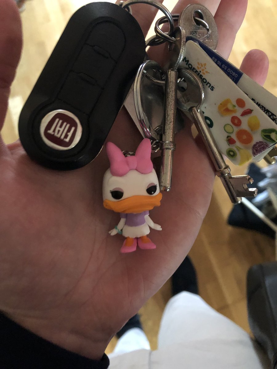 Geestar86's tweet photo. The new queen of my keys.... #DaisyDuck #Disney #Dilfsofdisneyland https://t.co/3NRtOFzC2p