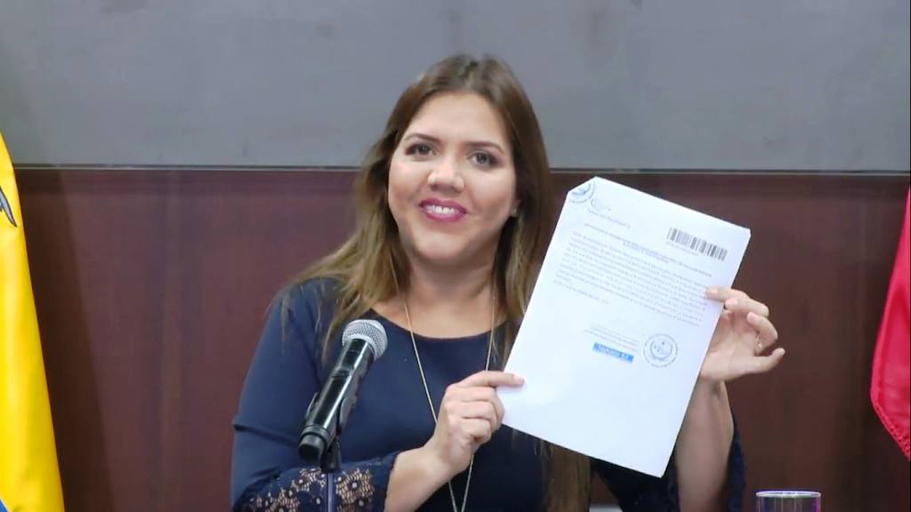 el_alerta's tweet photo. La @UdeGuayaquil anuló el título de cuarto nivel otorgado a la ex vicepresidenta María Alejandra #Vicuña, pues determinó que fue obtenido de forma ilegítima, con documentos, registros y certificados de evaluación alterados. #AlertaCuenca
Vía: https://t.co/NC017SleO0 https://t.co/Y6RyGQ1x1n