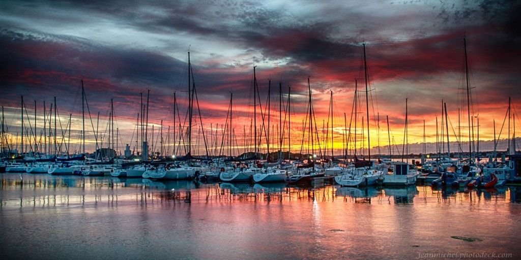 DashBurst's tweet photo. Dawn colors by Jean Michel #seacscape https://t.co/M9rUOnbOBx https://t.co/oHPRTFlyCm