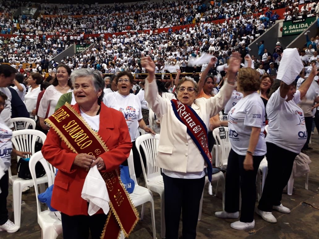 MauricioRodasEC's tweet photo. Acompañados de la alegría de miles de adultos mayores, hoy celebramos 4 años del Sistema Integral de Atención al Adulto Mayor #60YPiquitoIntegral. Hemos llegado al corazón de 40 mil abuelitos y abuelitas que se han beneficiado de nuestros programas sociales. https://t.co/z1UCtg0Kyn