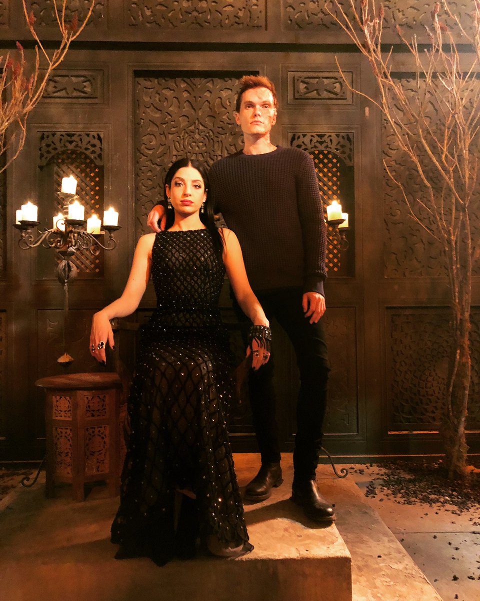 BriBriGuy23's tweet photo. Apparently there’s a Sears Family Portrait Studio in Edom...they’re everywhere! @AnnaBananaHops @LukeBaines #Shadowhunters https://t.co/ck0DVOPlCc