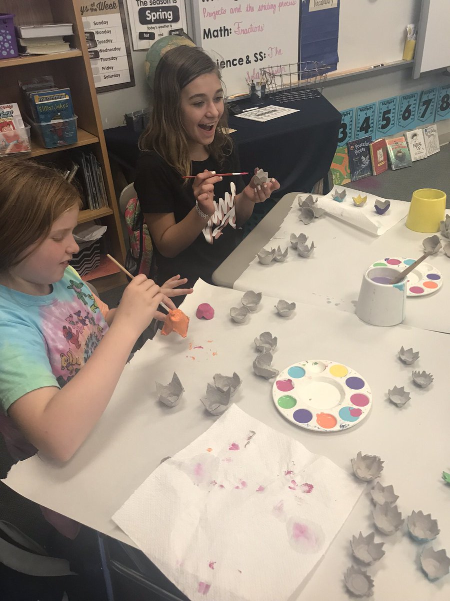 KamiDedrick's tweet photo. The #CBSeaStars Green Arts Club met today! @mconnorCBESArt led the students in an upcycled project. We are stoked to show the community what we have been working on at the Carolina Beach Street Arts Festival! #hellospring #momentsofawe #weareinthistogether @DeannaLeake https://t.co/5APfW48mSP