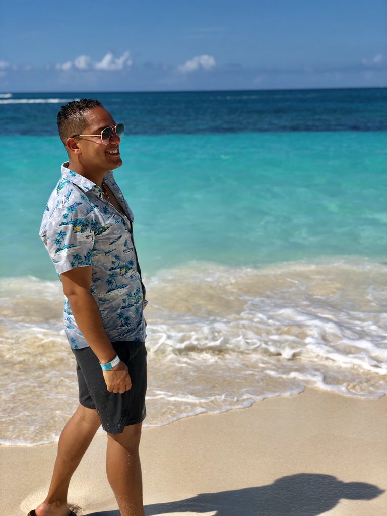 𝒟𝑜𝓃’𝓉 𝓌𝑜𝓇𝓇𝓎 𝐵𝐸𝒜𝒞𝐻 𝒽𝒶𝓅𝓅𝓎 🌊 .
.
.
.
#cabbagebeach #Bahamas #beach #vacation #royalcaribbean #navigatoroftheseas #coconut