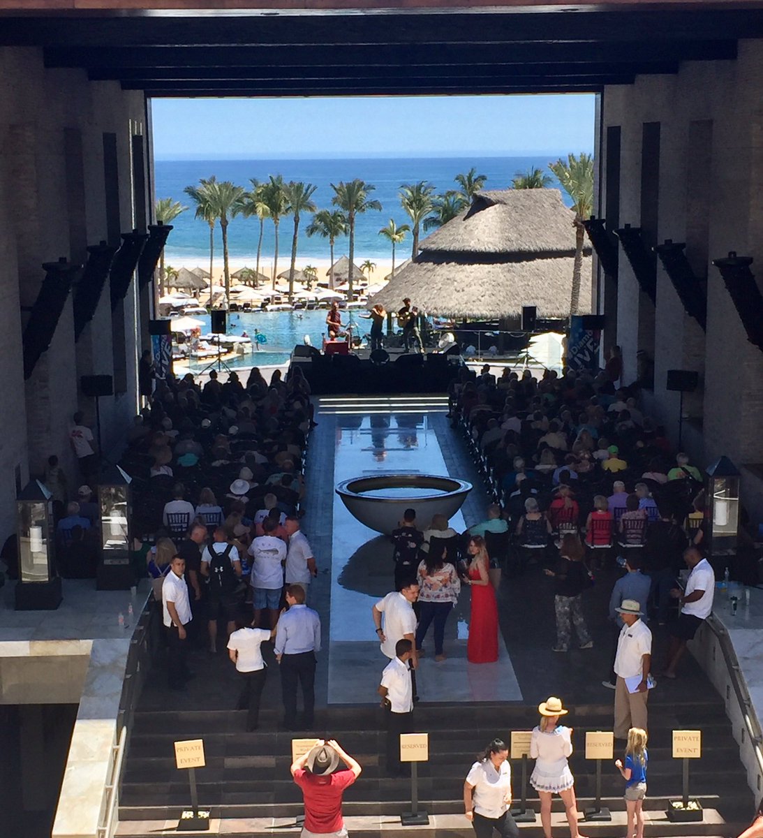 Sebaarnaud8's tweet photo. The perfect weather, the beach and @Lauren_Alaina singing her best songs. This is only happens at @CaboAzulResort by @diamondresorts ☀️🌴🌊🎼

#LifeAtDiamond
#DiamondLIVE
#CaboAzulResort
#DPerfectService https://t.co/5pYAfPWFsW