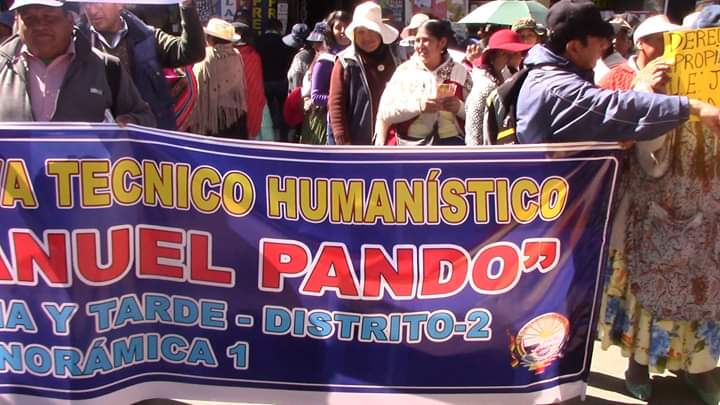cocedal's tweet photo. #ElAlto Unidad Educativa José Manuel Pando, del distrito 2 y padres de familia exigen el derecho propietario de los 5.000 metros cuadrados al municipio de El Alto  de no ser atendidos por las autoridades correspondientes no descartan con más movilizaciones. https://t.co/6uL3CCk83f