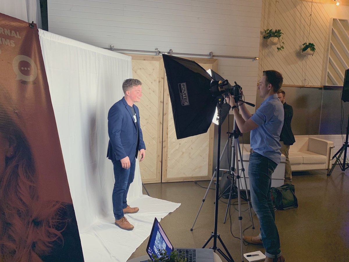 InternalCommPro's tweet photo. Headshots are in full swing at #ThrivexComms! Looking good, #ICPros 📸 https://t.co/P4nDKsBVs2