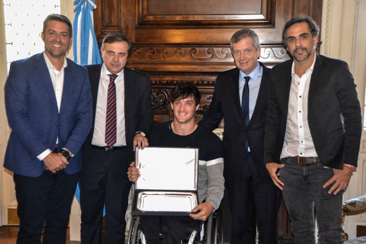 AATenis's tweet photo. 👏 ¡Aplausos para un grande!🎖
@gustifernandez4 fue reconocido por su trayectoria deportiva en @DiputadosAR. 
Realizaron la distinción el diputado por Córdoba @juanfbrugge, el presidente de la Cámara @monzoemilio y, por la #AAT, @CalleriOk, @zabala7 y @MVassalloA. 
¡Bravo, Gusti! https://t.co/DE9s26fOS0