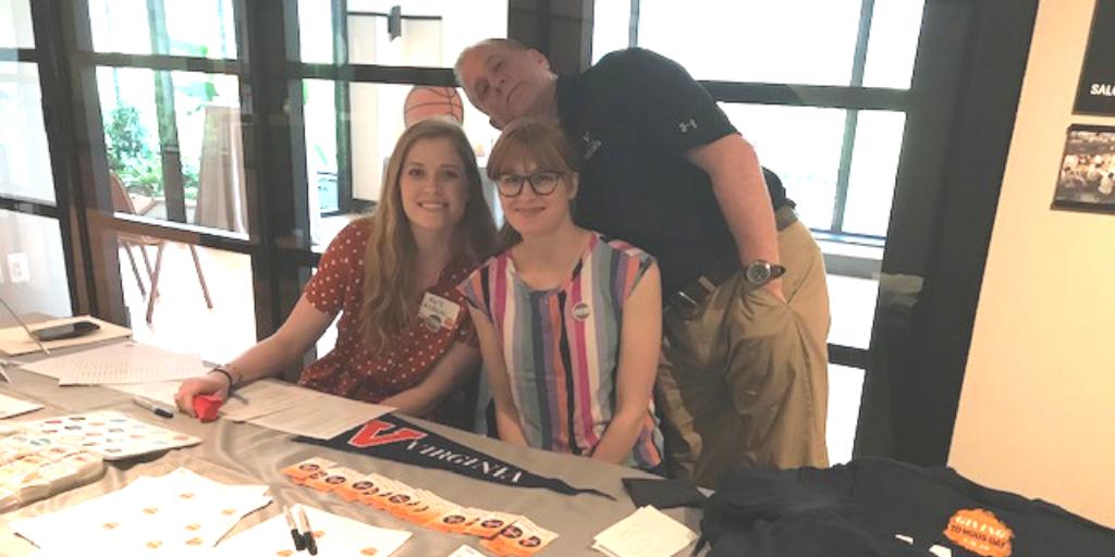 HoosNetwork's tweet photo. Celebrating #GivingToHoosDay in Washington, D.C.! Have you given yet? https://t.co/JnuA7wDmgu