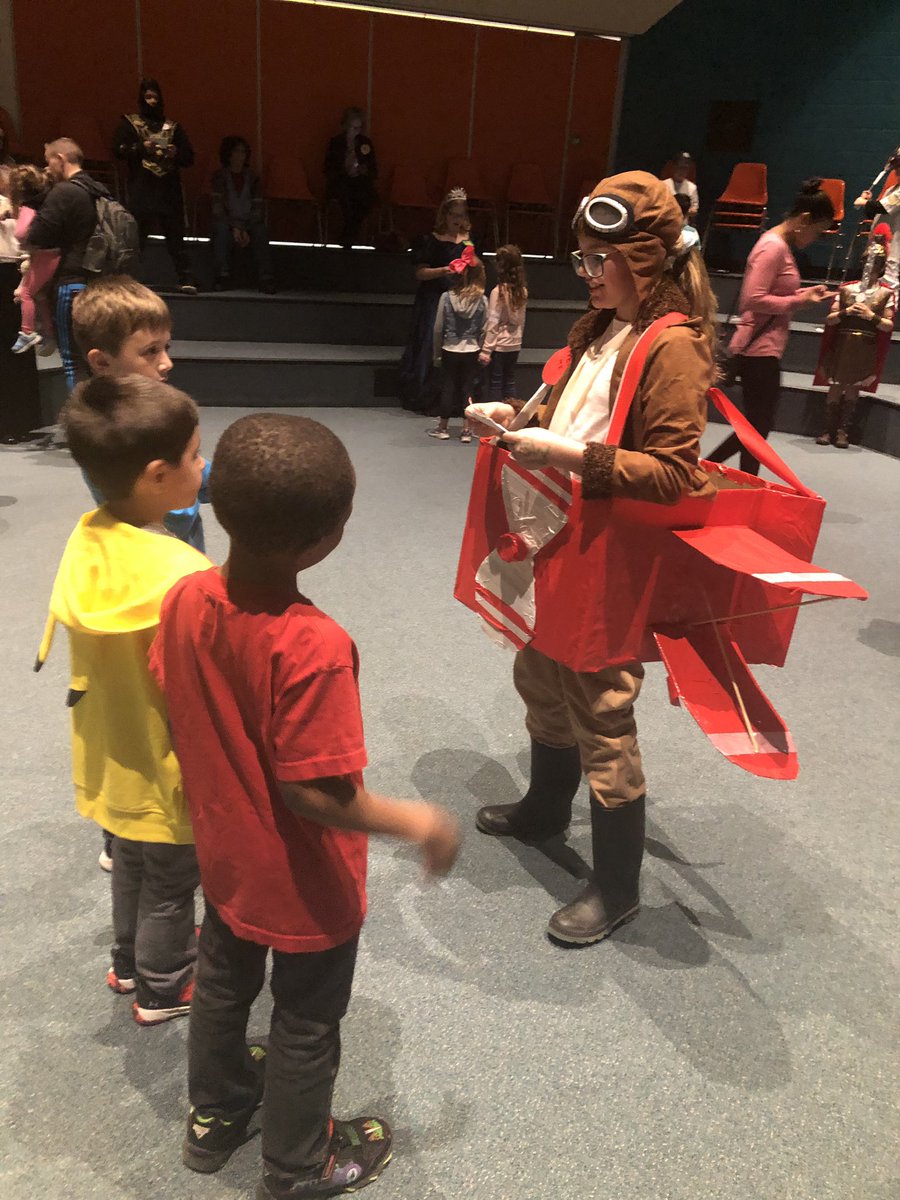 mrsgrun4th's tweet photo. More #WaxMuseum2019 @MrsNCurry @Schwein4th @gianina_meli #FESFourth https://t.co/7QNkEfefW0