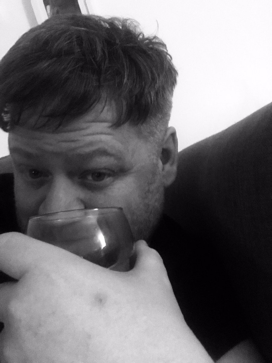 Zoc47's tweet photo. It’s time for bed....#massivehand. https://t.co/pCt7SuTujz