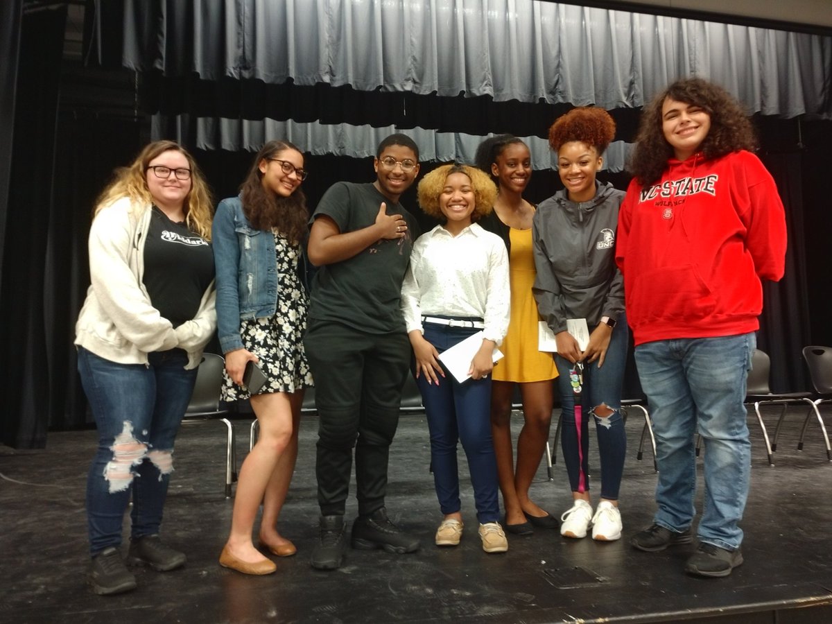 SandidgeTanya's tweet photo. Several Seniors @CumberlandCoSch Academy of Scholars meeting. Senior AOS members assist Junior AOS members with College Searches and The College Admissions Process. https://t.co/0y7k91XtMq
