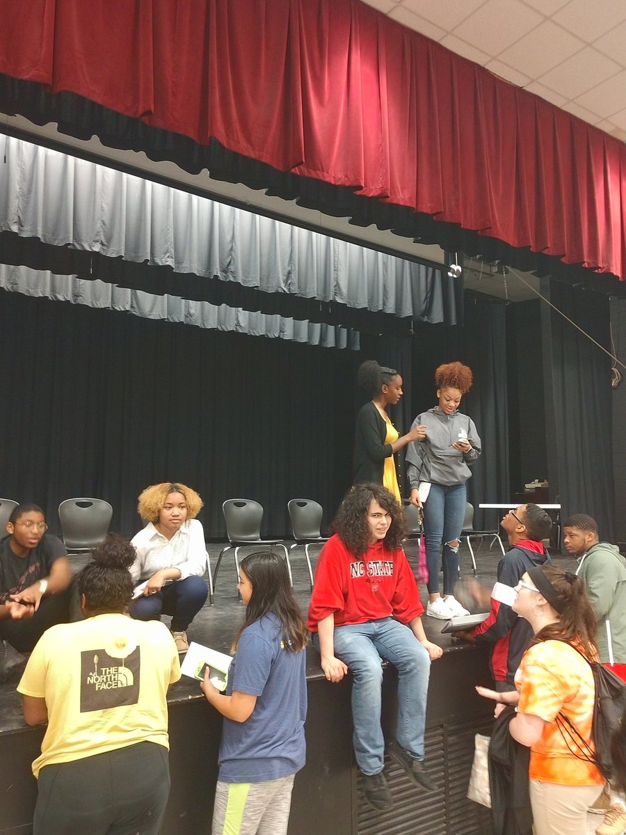 SandidgeTanya's tweet photo. Several Seniors @CumberlandCoSch Academy of Scholars meeting. Senior AOS members assist Junior AOS members with College Searches and The College Admissions Process. https://t.co/0y7k91XtMq