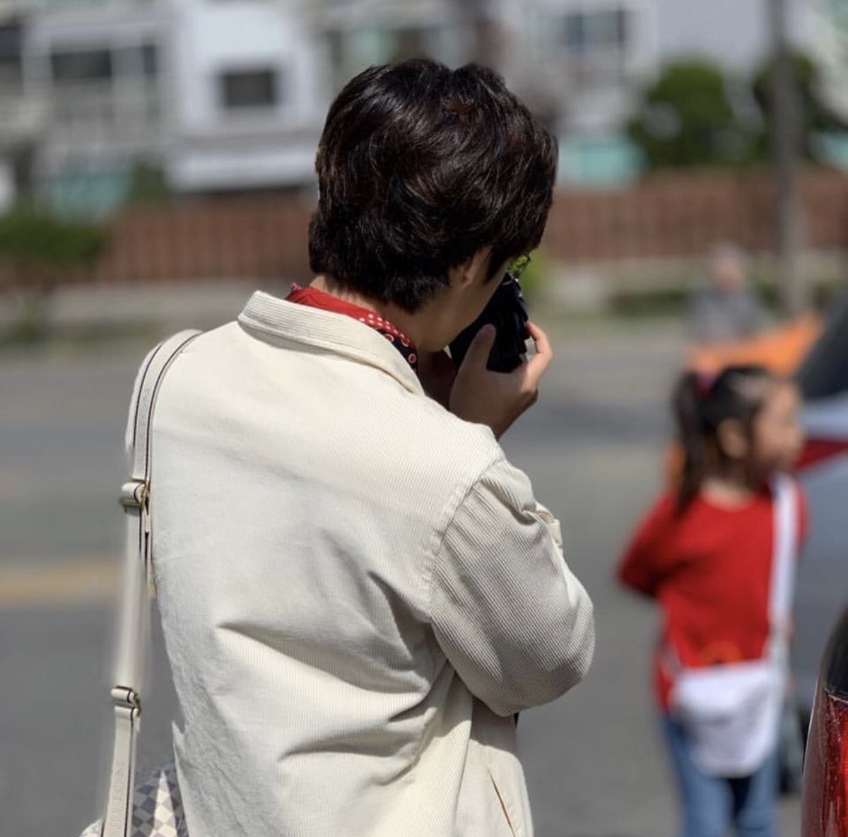 The photographer Hanbin taking shot of Hanbyul 