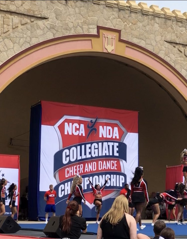 TheLexiKabb's tweet photo. It’s tradition to have a switch up in @UofLAllGirl routine. Like we have to do it. The switch up stunt got taken out in warm ups. So you already know I had to pull through with the switch up!! &amp; eat!! https://t.co/vk6VkxujWl