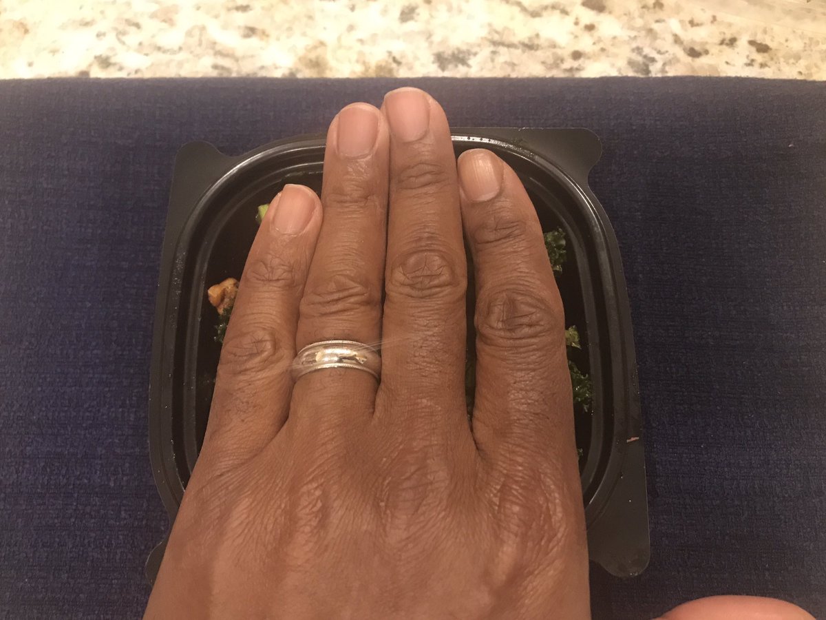 I know it’s a SIDE superfood salad <a href="/ChickfilA/">Chick-fil-A, Inc.</a> BUT this is the large??? It’s more exspensive than the chix sandwich. #Gonein10seconds 🤦🏾‍♂️😭