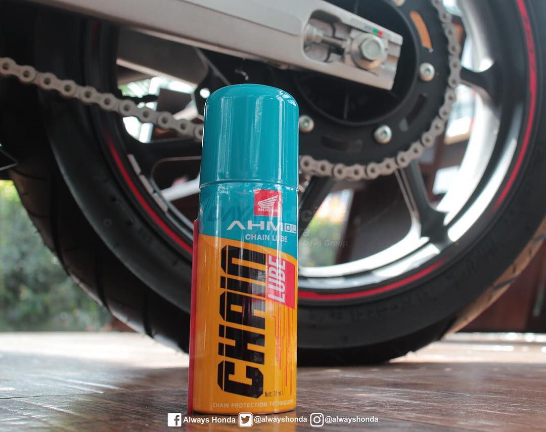 alwayshonda's tweet photo. Musim hujan rantai roda rentan dgn karat dan pastinya mengganggu performa motor brosis. Jaga performa motor brosis tetap optimal dengan AHM Oil Chain Lube!. #AlwaysHGP https://t.co/TG1eukrj0d