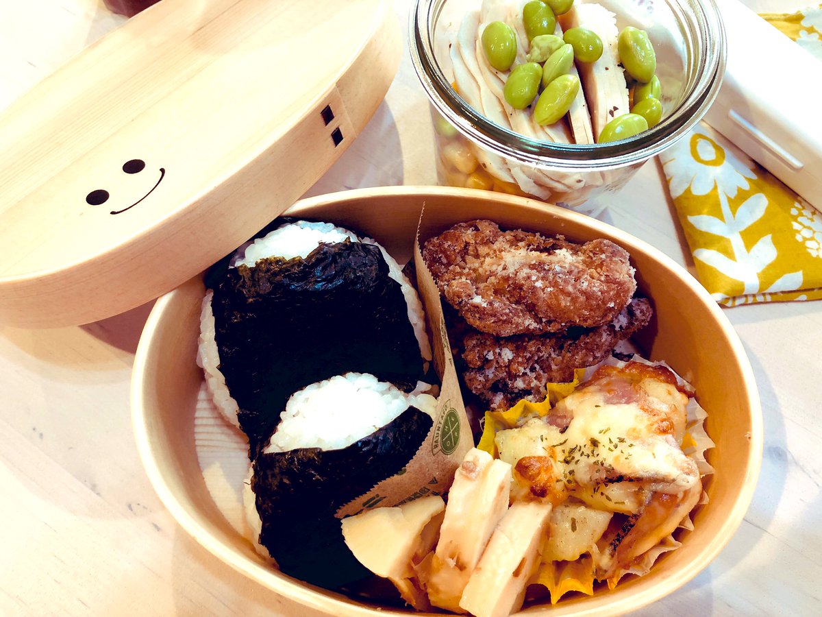 schr718's tweet photo. 今日はおにぎり弁当
おかずに我が家特製唐揚げ
量が多いというので少なめに……
残さず食べてくるかな|ω･`)

#娘弁当  #JK3  #作り置き
#常備菜 https://t.co/BO2JuVgooq