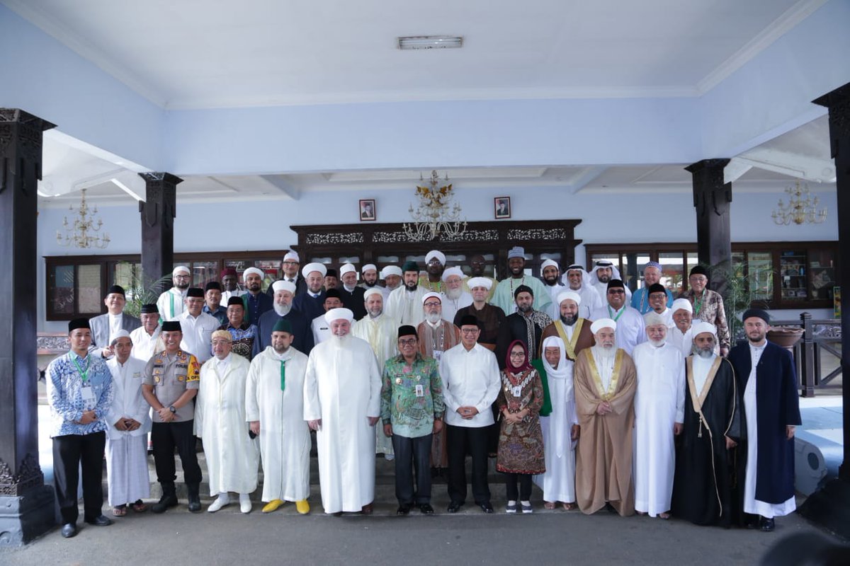 Menag <a href="/lukmansaifuddin/">Lukman H. Saifuddin</a>, Bupati dan Wakil Bupati Pekalongan, foto bersama ulama sufi dari berbagai negara peserta Konferensi Ulama Sufi Internasional atau Multaqa as-Sufi al-Alamy. 

Foto bersama di depan pendopo Kabupaten Pekalongan ini dilakukan jelang penutupan konferensi.