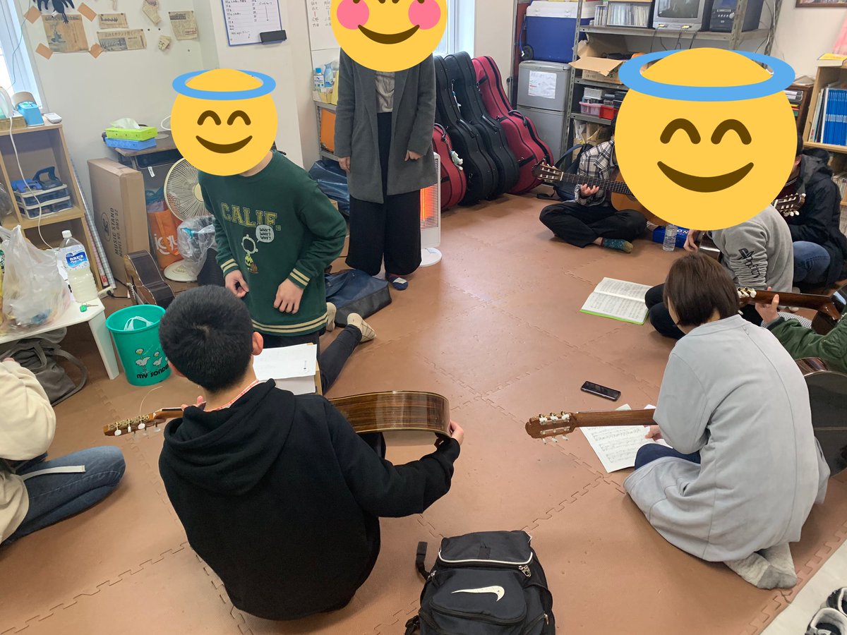本日は部室で体験会やってます😊
先輩が優しく教えてくれるので！！初心者の方も是非お越しください🎸🎸🎸