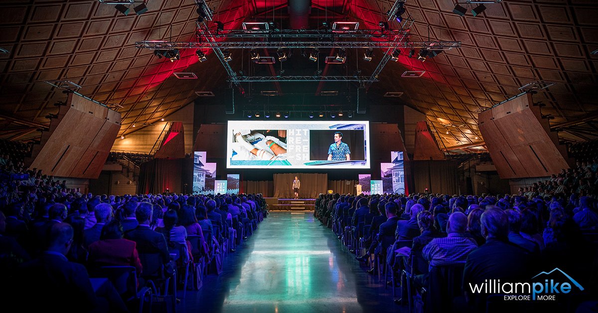 Not many people can say they've spoken to an audience of 2,500 people, but I can. This epic picture was taken at the 2018 Barfoot and Thompson Annual Convention. Peter Thompson gave me some great feedback from the convention and I'm looking forward to more large scale events!