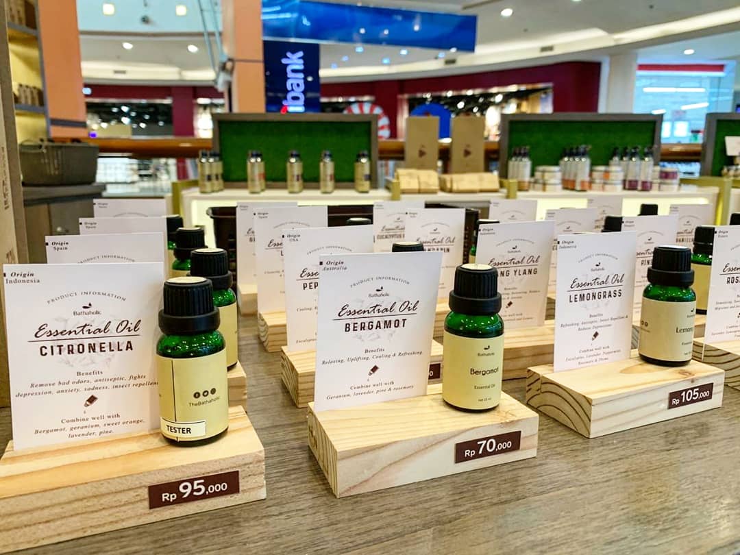 MKGLaPiazza's tweet photo. Ada yang tahu apa tenant baru di MKG? Yes, #bathaholic ππ yang penasaran dengan produknya bisa langsung ke MKG 3 lt. 2 ya..
Ada promo Grand Opening nih, kamu bisa dapetin diskon 15% off setiap beli 3pcs essential oil mulai tgl 9-14 April 2019.
#TenantBaruMKG #BathaholicMKG https://t.co/aokWReFr7c