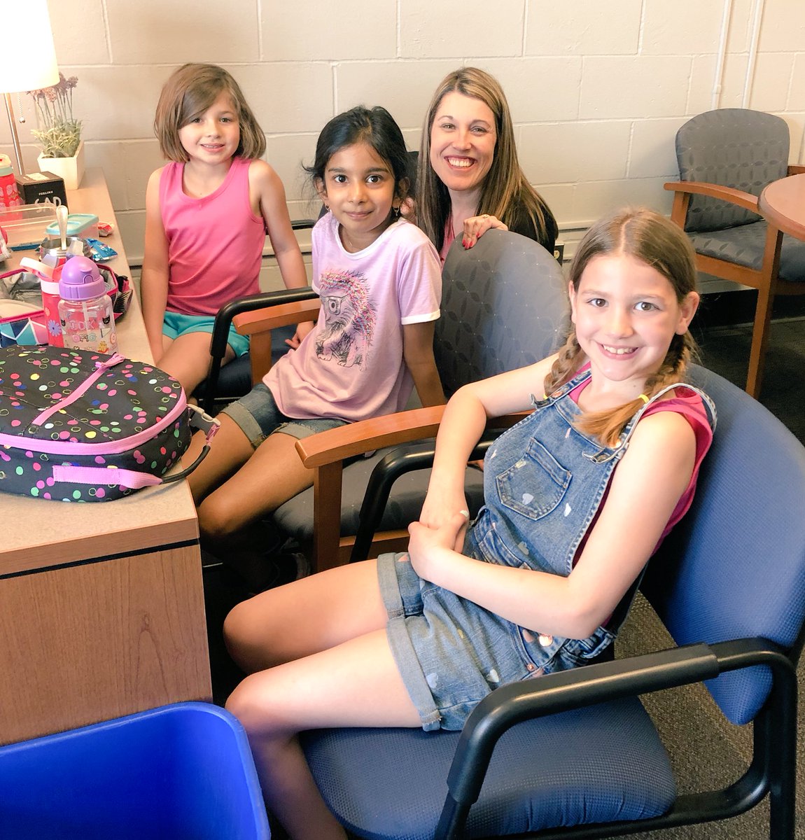 Tanya reached her behavior goal and chose lunch with the assistant principal @PondElemAP and some friends! 🍎👧👩🏽 👱🏾‍♀️