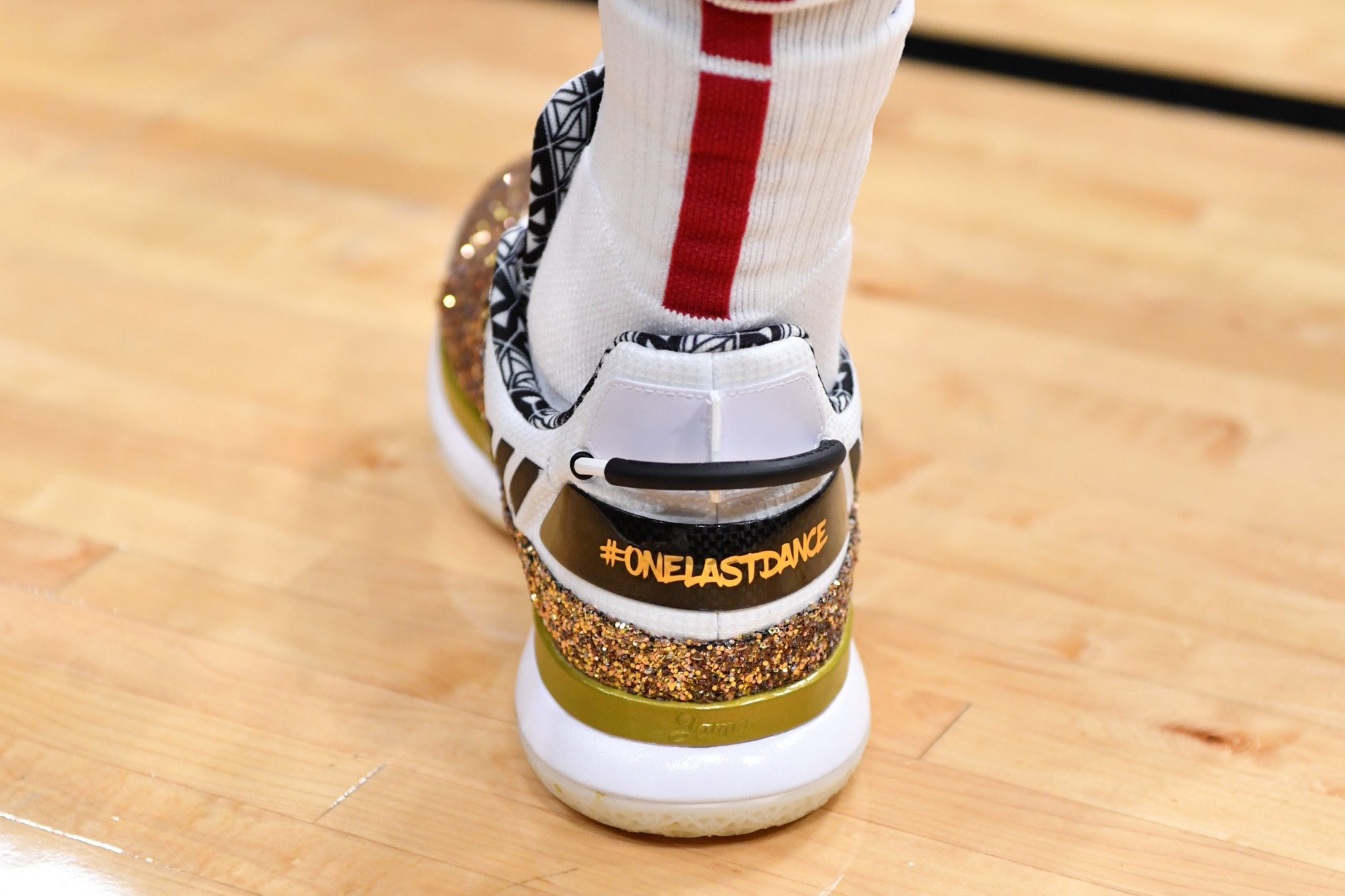 dwyane wade one last dance shoes