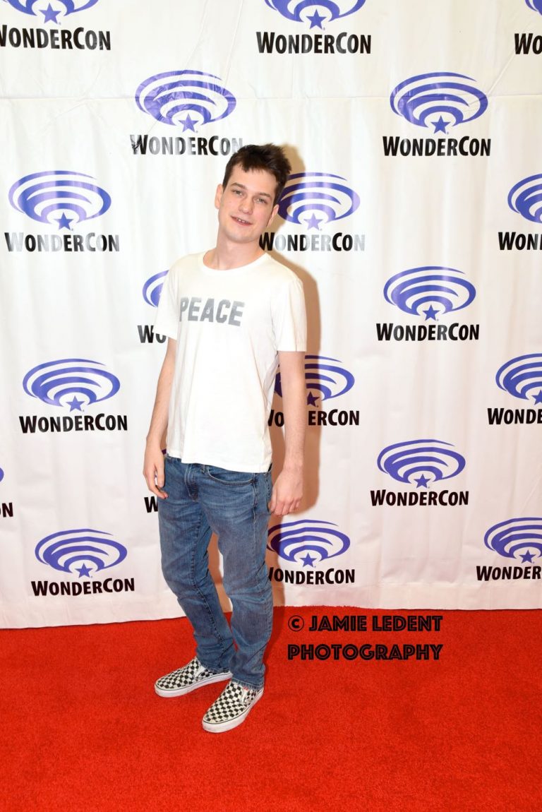 deadlyclassLtam's tweet photo. 📸| Fotos HQ de @LukeTennie y @RealLiamJames en la #WonderCon19 

#DeadlyClass #RenewDeadlyClass https://t.co/FbpReYXTEY