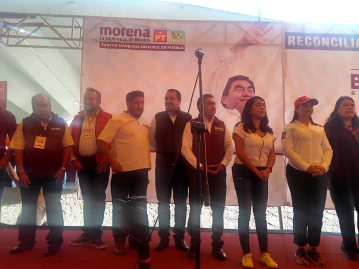 ToscanoSosa's tweet photo. A caray... Aparece abiertamente Gustavo Magaña en evento de Luis Miguel Barbosa en #Huejotzingo.
El candidato a la gubernatura por Morena hablo sobre traiciones y traidores, habría que saber de quien se trata. https://t.co/ul9ercpp8P