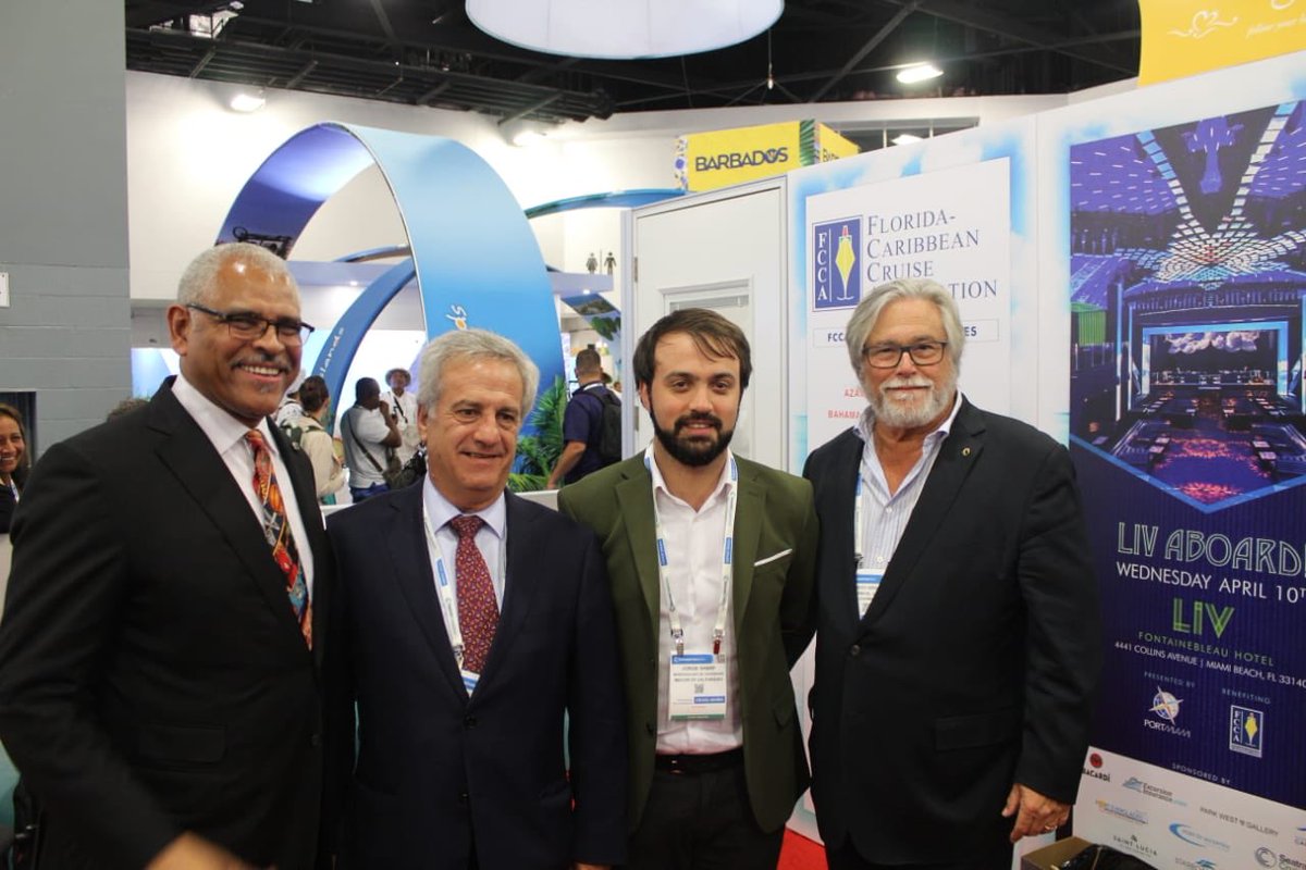 VtpValpo's tweet photo. “En Seatrade hemos tenido reuniones con las más destacadas compañías de cruceros. Estamos restableciendo confianza con navieras como Carnival”
CEO de Carnival, Arnold Donald; Grte Gral de VTP, Juan Esteban Bilbao; Alcalde de Valpo., Jorge Sharp y; CEO de Carnival, Micky Arison. https://t.co/fGsFd1A5ke